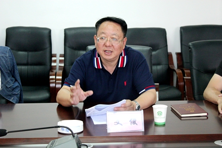 文俊院长主持会议并发言